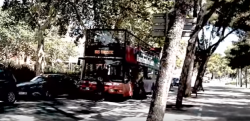 ARRAN es fa responsable de la pintada i la punxada de la roda en un bus turístic de Barcelona