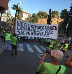 Gairebé 300 persones es manifesten a Montgat contra el macro projecte Wavegarden