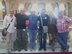 Lluís Llach, en una foto amb alguns dels represaliats el 1992 que han assistit avui al Parlament per retreure a Baltasar Garzón les tortures patides el 1992