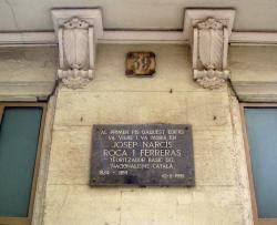 Una placa recorda el lloc on va viure Roca i Ferreres al carrer Flassaders, al barri del Born de Barcelona