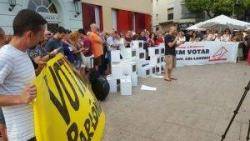 Urnes i vots simbòlics en una concentració  a Gramenet per exigir la col·laboració del govern del PSC