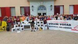 Urnes i vots simbòlics en una concentració  a Gramenet per exigir la col·laboració del govern del PSC Títol de la imatge