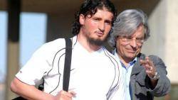 Javier Nart acompanyant el seu client a la sortida de la presó d'Alcalà Meco (Imatge: google) 