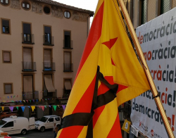 Estelada a mig pal i amb crespó negre en senyal de condol i solidaritat amb les víctimes de l'atac a Barcelona i Cambrils (Ajuntament de Berga) Agost de 2017