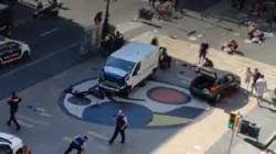 Dijous a la tarda una furgoneta va atropellar desenes de persones a la Rambla de Barcelona en un atemptat assumit per lEstat Islàmic