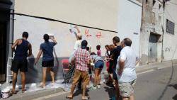 Un nombrós grup de persones han repintat aquest matí les parets de la mesquita del carrer Dr. Barri de Sant Celoni que diumenge es van llevar amb pintades racistes.