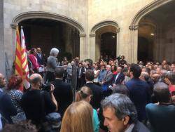 Acte multitudinari a la plaça de Sant Jaume en suport als més 700 alcaldes investigats