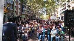 Centenars de veïns de Gramenet desafien a l'alcaldessa assistint a l'acte pel referèndum