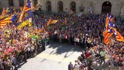 Acte multitudinari a la plaça de Sant Jaume en suport als més 700 alcaldes investigats