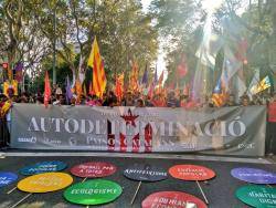 Organitzacions de l'Esquerra Independentista es manifesten a Barcelona en defensa del refer&egrave;ndum