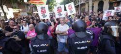 La CUP guanya el pols amb el setge de la policia espanyola
