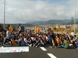 Estudiants de secundària de Berga tallen la C-16