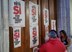 La CUP enganxa el primer cartell a la porta de l'Ajuntament de Tarragona