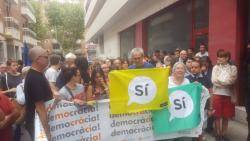 Concentració espontànea d'un centenar de veïns de Valls  en solidaritat amb "El Vallenc"