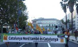 Títol de la imatgeMés d'un miler de persones es concenten a davant del consolat d'Espanya a Perpinyà