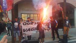 Les Assemblees de Joves conviden la Guàrdia Civil a marxar de la caserna de Gràcia