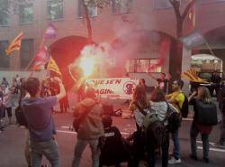 Les Assemblees de Joves conviden la Guàrdia Civil a marxar de la caserna de Gràcia