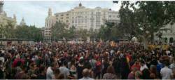 Milers de valencians condemnen "la brutalitat policial" a Catalunya
