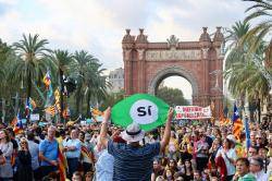 Milers de persones es concentren a l'Avinguda Lluís Companys per seguir el Ple del Parlament (10-10-2017)