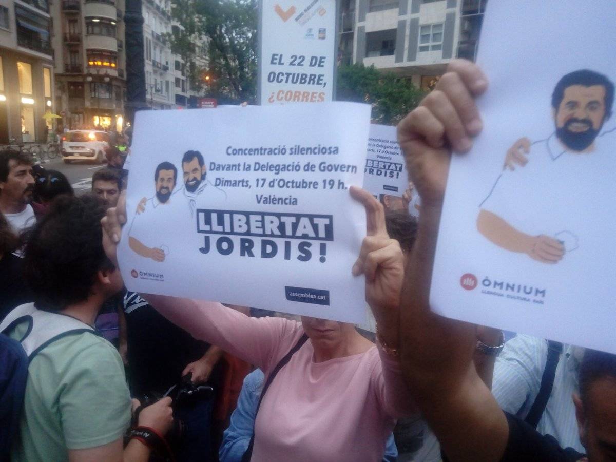 Escola Valenciana @escolatv #LliberatJordis Concentració a València. "No volem presos polítics"