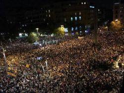 Concentracions multitudinàries arreu de Catalunya  per exigir l?alliberament dels presidents de l?ANC i Òmnium Cultural