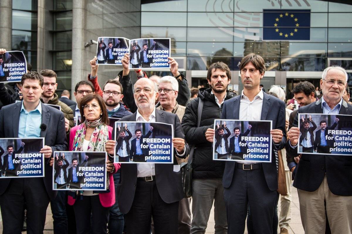 Una vintena d'eurodiputats reclamem l'alliberament de @jordisanchezp i @jcuixart a les portes del Parlament de la UE #LlibertatJordis