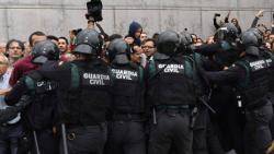 Gu&agrave;rdia Civil reprimint violentament l'1O. Foto: Geopol&iacute;tica.cat