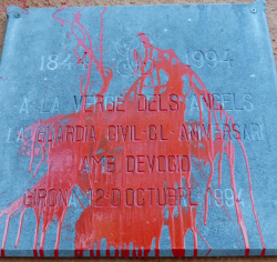 Taquen de sang una placa de la Guàrdia Civil