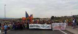 400 persones tallen l?AP-7 a Sant Sadurn&iacute; d?Anoia