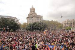 Universitats per la República celebra una marxa silenciosa contra la violència policial que aplega més de 15.000 persones