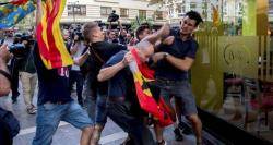 Un jove fa front a les agressions feixistes. Foto: Mèdia.cat