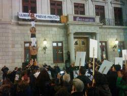 Més d'un miler de persones es mobilitzen a Reus contra la denúncia interposada per la policia espanyola