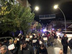 Centenars de veïns i veïnes de Vallirana es manifesten pels carrers contra el feixisme