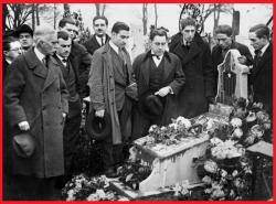 Francesc Macià i els seus col·laboradors a Brussel·les a la tomba del refugiat independentista Francesc Català i Serra (1928)