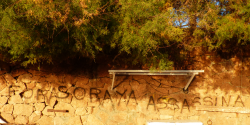 Pintada feta a menys de 30 metres del mur de lhotel SAgaró Hotel amb el text Fora Soraya Assassina" (Imatge: grup de whatsapp "Fora Soraya de S'Agaró").