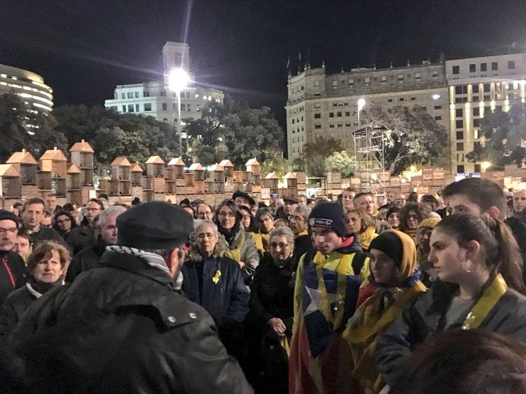 Ramon Font de la .@USTECSTEs des de la Plaça Catalunya recorda que "si no volen símbols, en posarem més"  #OmplimDeGroc