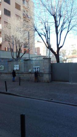 Uns nens "completant els exercicis" penjats al mur de l'Escola Verd de Girona (Imatge: llibertat.cat)