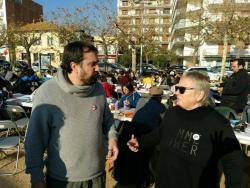 Daniel Cornellà i Sylvia Barragán han participat aquest dimecres duna escudellada popular organitzada a Palamós en contra de la Constitució espanyola.