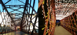 Dissabte a la tarda es van arrencar tots els llaços grocs del Pont de les Peixeteres Velles (imatge de l'esquerra) però poques hores després es van tornar a col·locar (imatge de la dreta).