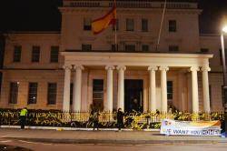 Llaços grocs davant l'Ambaixada d'Espanya a Londres, el 5 de gener