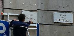 La placa de la plaça Espanya de Manresa es rebateja per la de plaça de la República