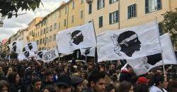 Milers de persones a Ajaccio demanen "democràcia i respecte pel poble cors"