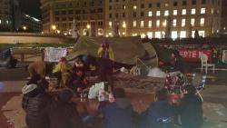 L'acampada per la investidura a la plaça de Catalunya de Barcelona pren cos