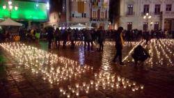 "Omplim el Mercadal de llum i música per la #LlibertatPresosPolítics." FOTO: @AjEnric