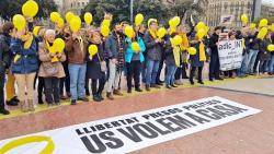 Treballadors de la Generalitat vesteixen de groc la plaça Catalunya contra el 155