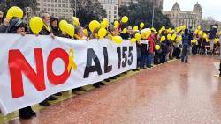 Treballadors de la Generalitat vesteixen de groc la plaça Catalunya contra el 155