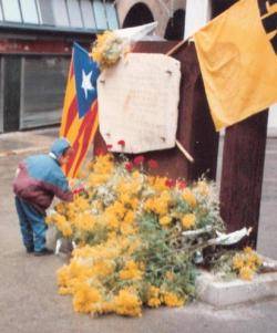 Ofrena a la placa dels Agermanats quan encara presidia la plaça del Roser (7 de febrer de 1993)