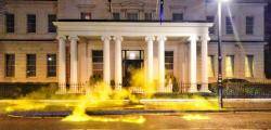 Acció dels CDR de Londres, que tenyeixen de groc l?ambaixada espanyola
