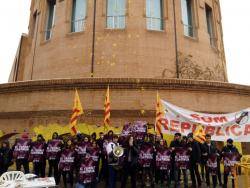Durant 12 hores hi ha hagut una concentració davant de la subdelegació del govern espanyol