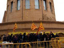 Durant 12 hores hi ha hagut una concentració davant de la subdelegació del govern espanyol